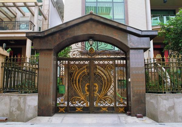 铁门可否装嵌兽头牌?